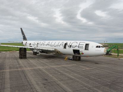 Un avión en proceso de desmantelamiento en el aeropuerto de Alguaire.