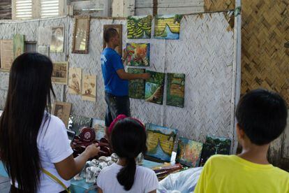 Los convictos también venden sus pinturas y trabajos de artesanía a los turistas que llegan al edificio de visitantes.