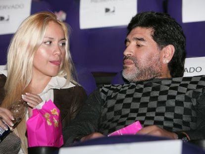 Diego Armando Maradona con su novia Ver&oacute;nica Ojeda, en 2010. 