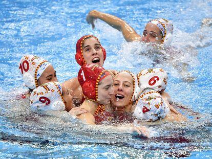 Las jugadoras españolas celebran el oro en el Europeo.
