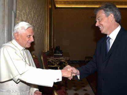 El papa Benedicto XVI recibe a Tony Blair en el Vaticano en junio de 2006.