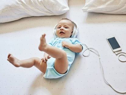 Un bebé disfruta de la música. 