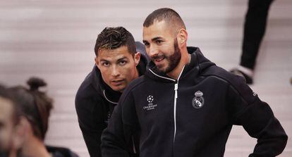 Cristiano Ronaldo habla con Karim Benzema antes del partido de Champions contra el Bayern.