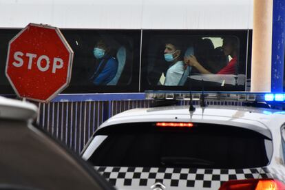 Algunos de los menores que han sido trasladados a la frontera de Ceuta este sábado para su retorno.