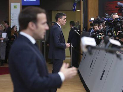 Macron y Sánchez se dirigen a los representantes de los medios en el Consejo Europeo en Bruselas. En vídeo, declaraciones de Sánchez.