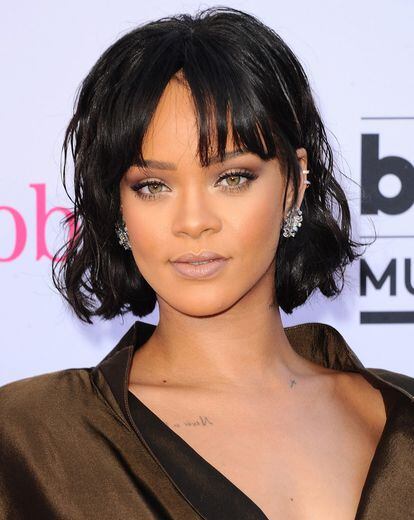 Varios tabloides aseguran que Rihanna gasta 14.00 euros semanales en peluquería.