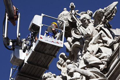 La última restauración de la Fontana de Trevi ha sido financiada por la casa de moda italiana Fendi, que ha aportado 2,2 millones de euros para ofrecer así un tributo a la belleza y el arte de Italia.