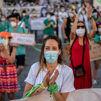 DVD 1007 (29-06-20) Cientos de personas se han concentrado en la Puerta del Sol en defensa de la sanidad publica y bajo el lema Sanitarios Necesarios. Foto: Olmo Calvo