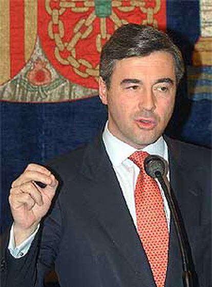 El ministro del Interior, Ángel Acebes, felicita a la Guardia Civil por haber evitado "una masacre".