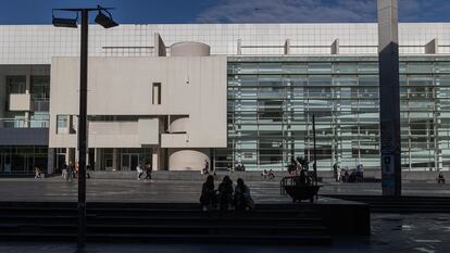 El edificio del Macba, visto desde el área de la plaza dels Àngels donde está previsto construir un nuevo edificio para ampliar sus instalaciones, este viernes.