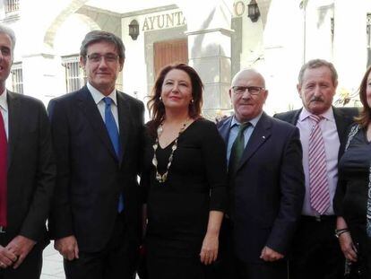 Carmen Crespo, en el centro, frente al Ayuntamiento de Adra.