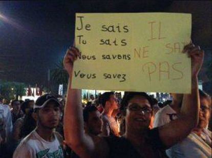 Foto de la manifestación de anoche en Casablanca. En el cartel se puede leer: "Yo sé, tu sabes. ellos saben, nosotros sabemos. ¡Él no sabe!".