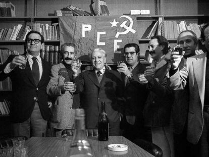 De izquierda a derecha, Ramón Tamames, José Sandoval, Ignacio Gallego, Víctor Díaz Cardiel y Eugenio Triana celebran la legalización del Partido Comunista en 1977 junto a otros militantes.