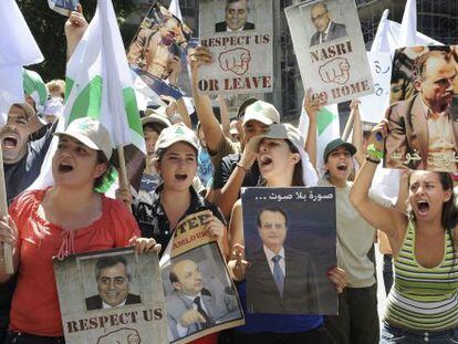 Manifestantes contra El Asad, ante la Embajada de Damasco en Beirut.