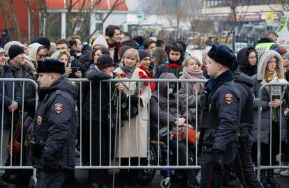 Dozens of people wait outside the Orthodox church this Friday in Moscow. 