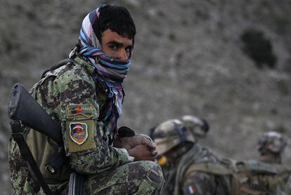 Un soldado del Ejército Nacional Afgano, junto a fuerzas francesas de la ISAF en 2010.