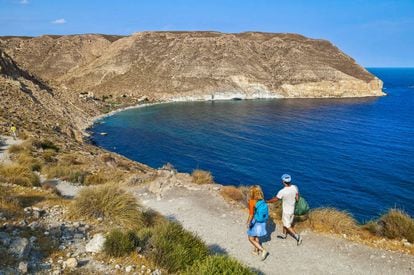 Camino a cala San Pedro desde la playa de Las Negras, en el parque natural de Cabo de Gata-Níjar (Almería).  