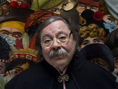 Alberto Corazón, diseñador del cartel de la fiesta de carnaval del Círculo de Bellas Artes de Madrid, en 2012.