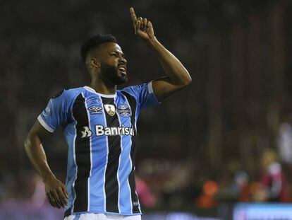 Fernandinho celebra su gol ante Lanús.