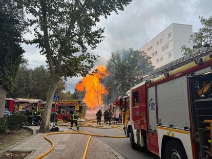 Los bomberos, esta tarde en el lugar de la explosión de la tubería de gas, en la calle de Ramiro de Maeztu.