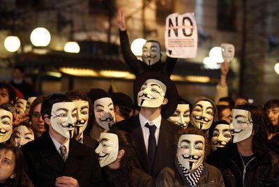 Protesta de integrantes de Anonymous ante el Ministerio de Cultura por la <i>ley Sinde</i> el pasado 13 de febrero.