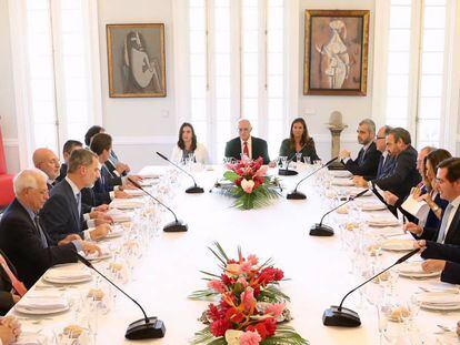 El Rey con los empresarios y políticos que le acompañaron a La Habana.