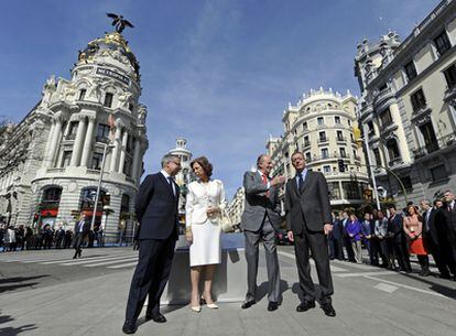 Los Reyes conversan con el ministro de Fomento, José Blanco, y el alcalde de Madrid, durante el acto conmemorativo del centenario de la Gran Vía.