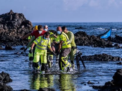 Ocho inmigrantes mueren al volcar una patera muy cerca de la orilla en Lanzarote 