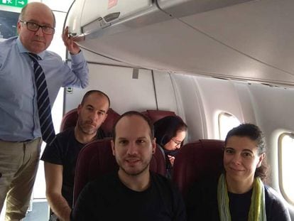 Los parlamentarios vascos Carmelo Barrio (PP) , Josu Estarrona (EH Bildu), Iñigo Martínez (Elkarrekin Podemos) y Eva Juez (PNV), junto a la periodista saharaui Nezha Khalidi, sentada atrás, dentro del avión. En vídeo, momento en el que las autoridades marroquíes impiden que tomen tierra en El Aaiún.