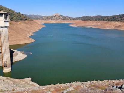 Vista del embalse de Zufre, el de mayor capacidad del Rivera de Huelva, al 11,1% de su capacidad, el 23 de agosto.