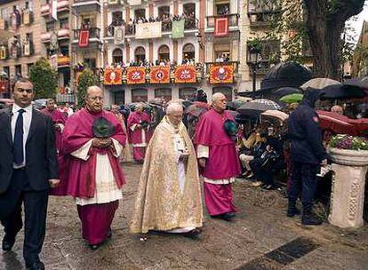 El cardenal primado de Toledo, Antonio Cañizares (de blanco en el centro), en la procesión del Corpus Christi ayer en Toledo.