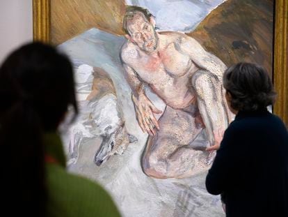 Unas mujeres observaban el cuadro de Lucian Freud 'Retrato del lebrel' (2011) en el Museo Thyssen-Bornemisza en Madrid.