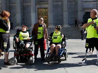 Víctimas de talidomida frente al Congreso de los Diputados, en febrero.