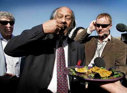 El presidente del IPCC, el indio Rajendra Pachauri, prueba una paella que Greenpeace preparó con energía solar.