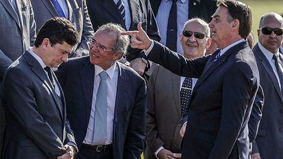El presidente Bolsonaro apunta de broma al entonces ministro Sergio Moro en un acto público.