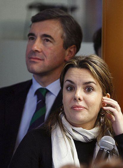 Soraya Sáenz de Santamaría, con Ángel Acebes tras ella, el pasado 11 de marzo, dos días después de las elecciones.