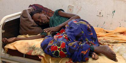 Enero 2006. Una mujer yace en una cama del hospital de Gedo, una de las zonas afectadas por la sequía.