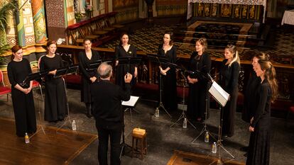 El grupo Psallentes y su director, Hendrik Vanden Abeele, durante uno de los seis conciertos que ofrecieron el sábado en la Sint Willibrordkerk de Utrecht.