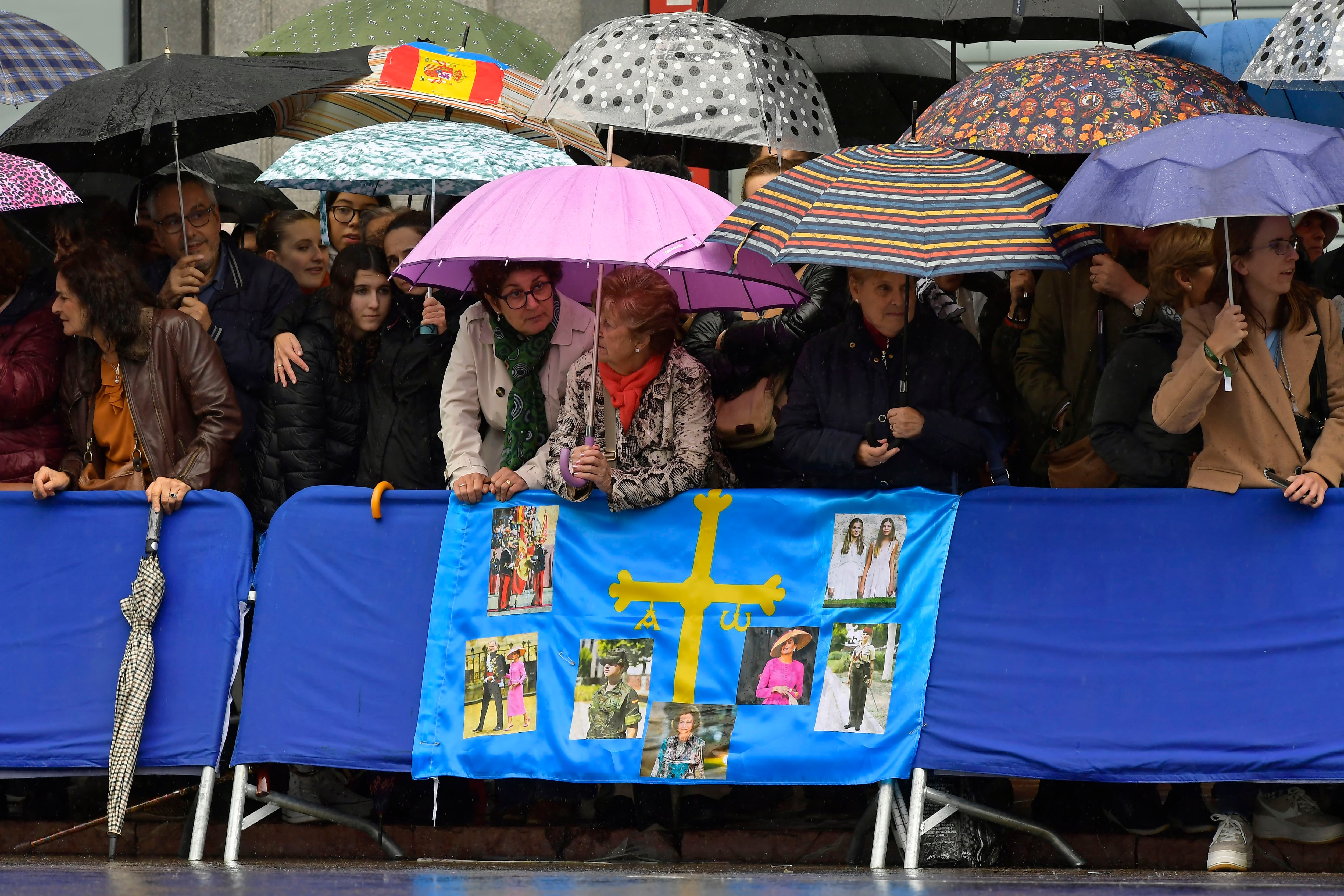 Lluvia y manifestación en las afueras del Teatro Campoamor 