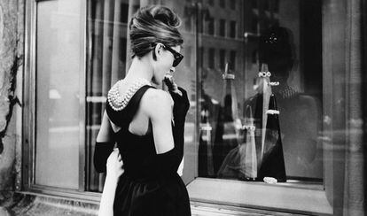 Audrey Hepburn mira l'aparador de Tiffany a la Cinquena Avinguda de Nova York a la pel·lícula 'Esmorzar amb diamants'