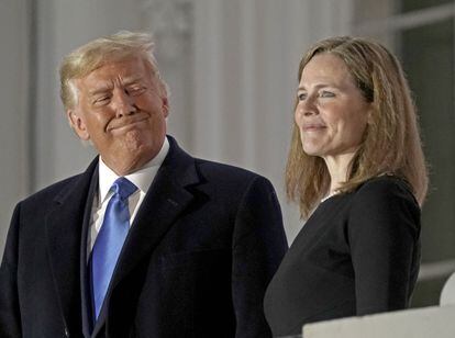 Donald Trump y Amy Barrett posan en la Casa Blanca el pasado martes.
