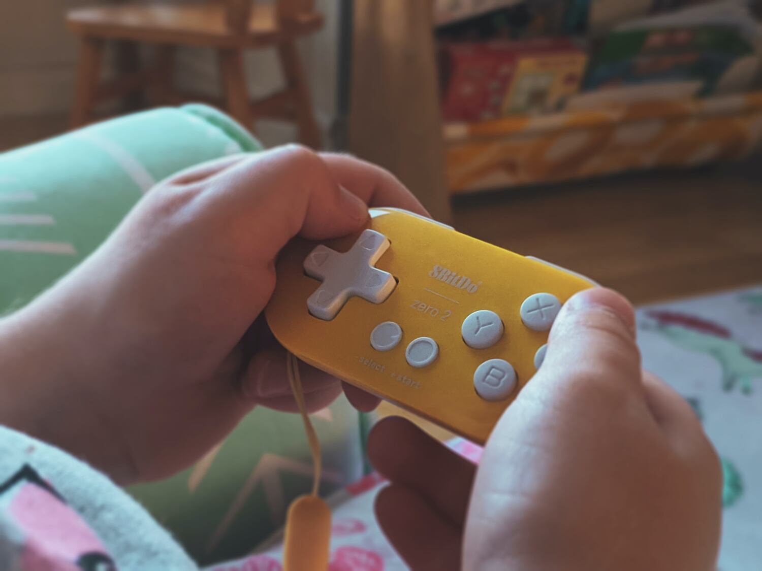 Un adolescente juega en el salón de su casa.