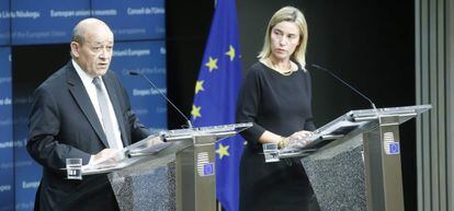 El ministro franc&eacute;s de Defensa, Jean Yves le Drian, y la jefa de la diplomacia de la UE, Federica Mogherini.