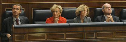 Rodríguez Zapatero, con sus tres vicepresidentes: María Teresa Fernández de la Vega, Elena Salgado y Manuel Chaves, el pasado octubre en el Congreso de los Diputados.