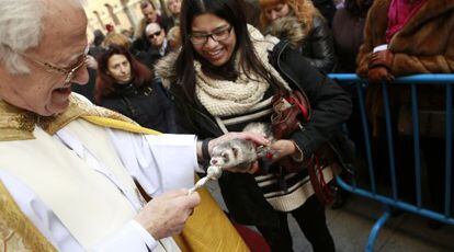 El padre Ángel bendice un hurón, en la calle Hortaleza.