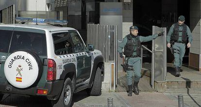 Agentes de la Guardia Civil, en enero, durante el registro de Acuamed.