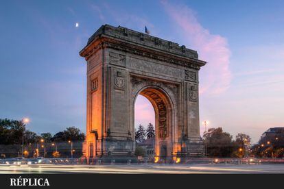 A principios del siglo XX, Bucarest adoptó urbanismo, arquitectura y costumbres de la capital de Francia, lo que le valió el sobrenombre de 'la pequeña París'. Por eso no es de extrañar que su Arcul de Triumf, localizado en la zona norte de la capital rumana, se asemeje tanto al parisiense. Obedece a un proyecto del arquitecto Petre Antonescu, mide 27 metros de altura, es de granito, quedó concluido 1936 y tiene dos antecesores: uno de 1878, hecho en madera, para celebrar la independencia de Rumanía, y otro de 1922, para conmemorar el final de la Primera Guerra Mundial.