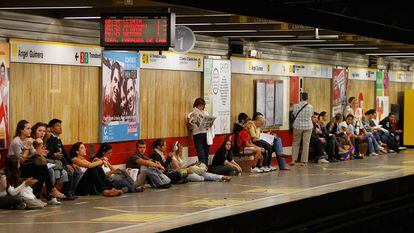 Usuarios esperan la llegada del metro en Valencia.