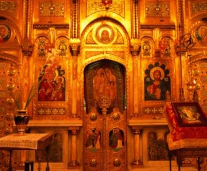 Interior de la iglesia del monasterio de Curtea de Arges (Rumanía).