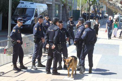 Un grupo de policías, en un control en Barcelona.